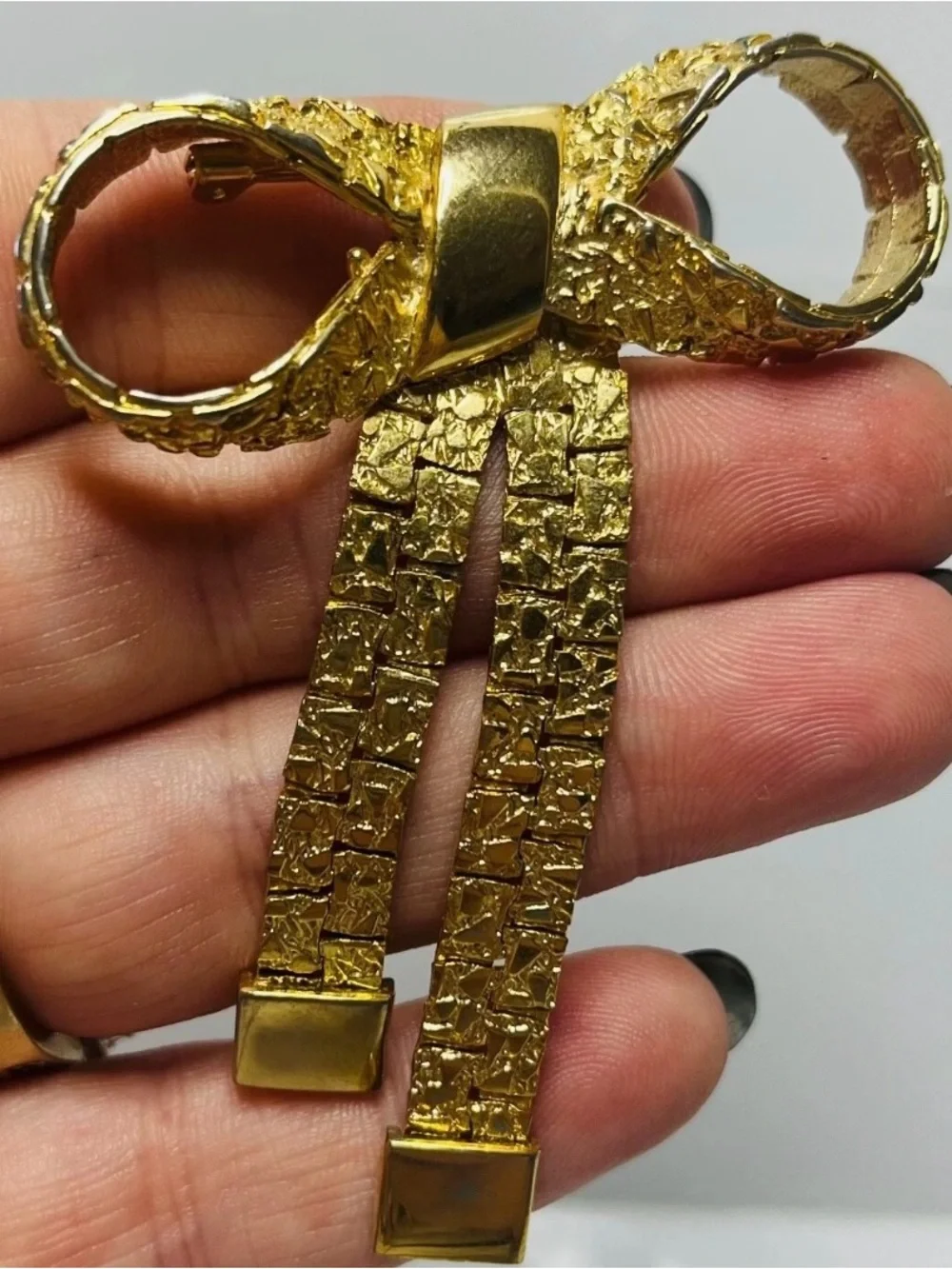 1980 Vintage Bow Ribbon Brooch Pin Gold Tone Nugget Textured Articulated Tail